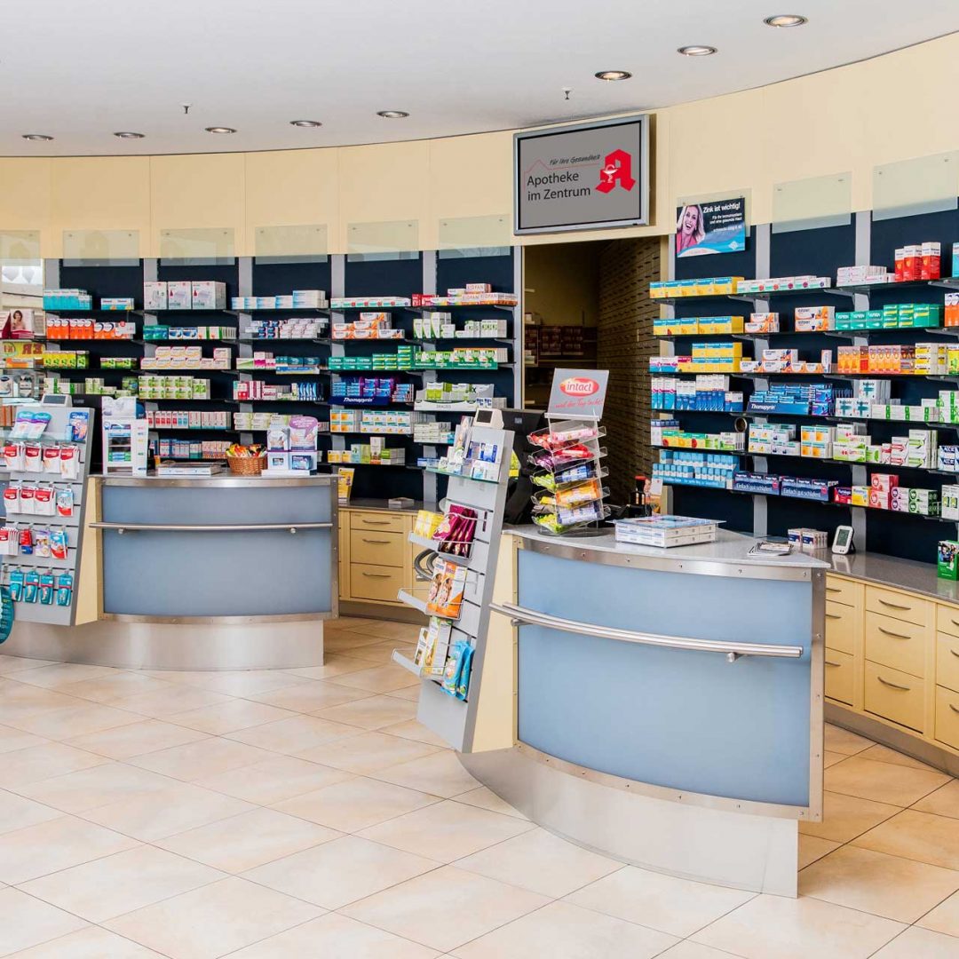 Innenansicht einer modernen Apotheke mit Produkten.